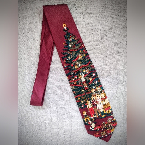 LIKE NEW "Carolers By the Tree" Christmas Tie, Holiday Gift Stocking Stuffer - Picture 1 of 7